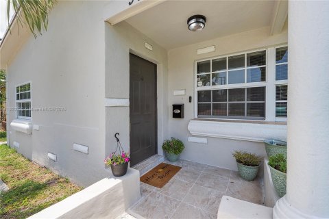 Villa ou maison à vendre à Lauderdale Lakes, Floride: 3 chambres, 144 m2 № 1938527 - photo 2