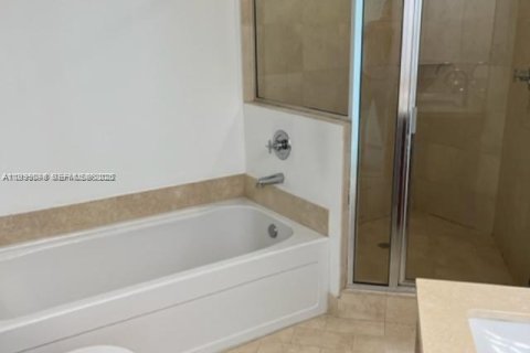 Condominio en alquiler en Miami, Florida, 2 dormitorios, 102.94 m2 № 2060775 - foto 14