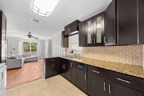House in Orlando, Florida 2 bedrooms, 124.67 sq.m. № 1680848 - photo 24