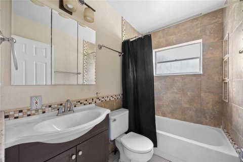 House in Orlando, Florida 2 bedrooms, 124.67 sq.m. № 1680848 - photo 13