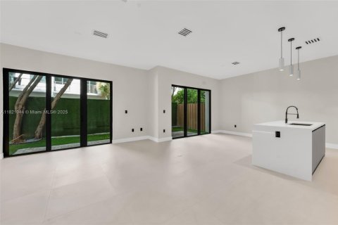 Townhouse in Miami, Florida 3 bedrooms, 239.41 sq.m. № 1782072 - photo 4