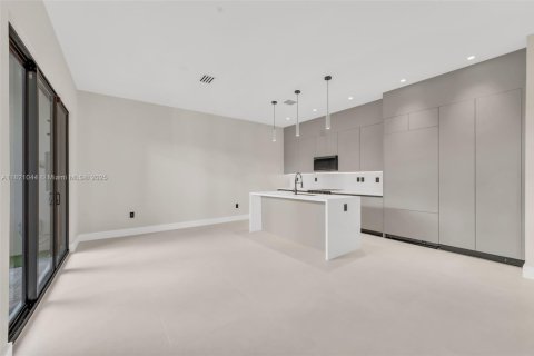 Townhouse in Miami, Florida 3 bedrooms, 239.41 sq.m. № 1782072 - photo 6