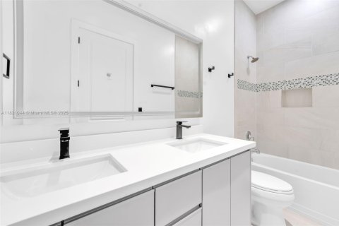 Townhouse in Miami, Florida 3 bedrooms, 239.41 sq.m. № 1782072 - photo 16