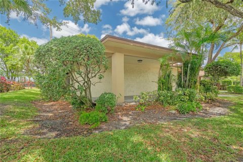 Villa ou maison à vendre à Tamarac, Floride: 3 chambres, 192.87 m2 № 1988601 - photo 6