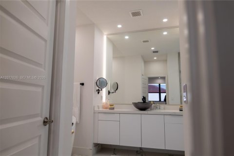 Casa en venta en Miami Lakes, Florida, 5 dormitorios, 283.35 m2 № 2323337 - foto 10