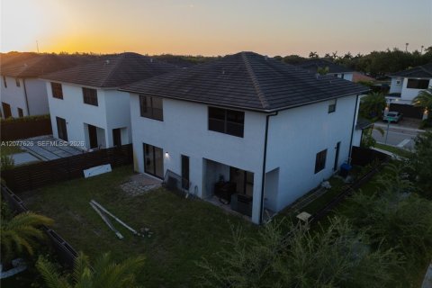 Casa en venta en Miami Lakes, Florida, 5 dormitorios, 283.35 m2 № 2323337 - foto 4