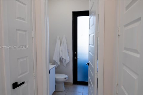 Casa en venta en Miami Lakes, Florida, 5 dormitorios, 283.35 m2 № 2323337 - foto 29