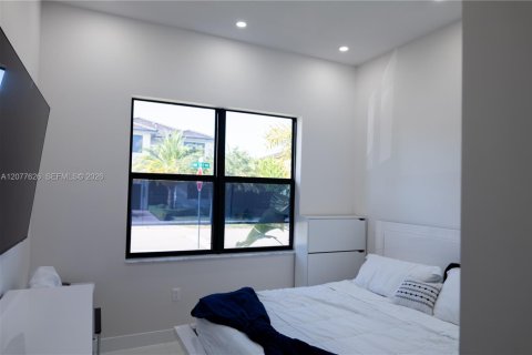 Casa en venta en Miami Lakes, Florida, 5 dormitorios, 283.35 m2 № 2323337 - foto 30