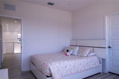 Casa en venta en Miami Lakes, Florida, 5 dormitorios, 283.35 m2 № 2323337 - foto 18