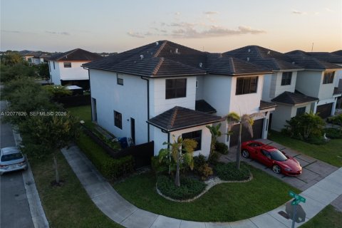 Casa en venta en Miami Lakes, Florida, 5 dormitorios, 283.35 m2 № 2323337 - foto 5