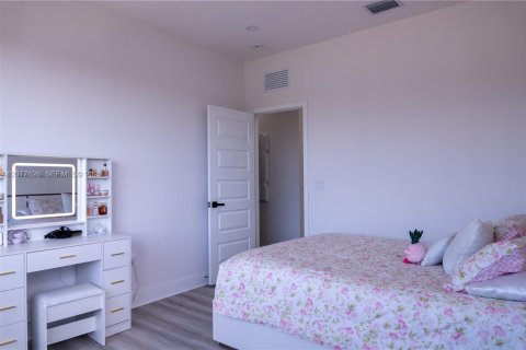 Casa en venta en Miami Lakes, Florida, 5 dormitorios, 283.35 m2 № 2323337 - foto 19