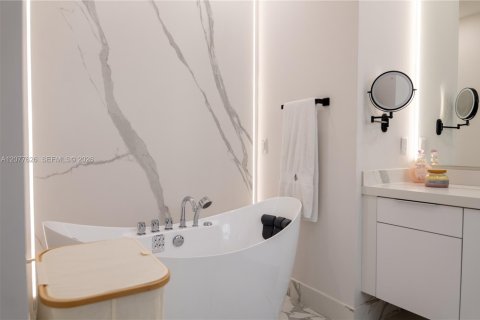 Casa en venta en Miami Lakes, Florida, 5 dormitorios, 283.35 m2 № 2323337 - foto 9
