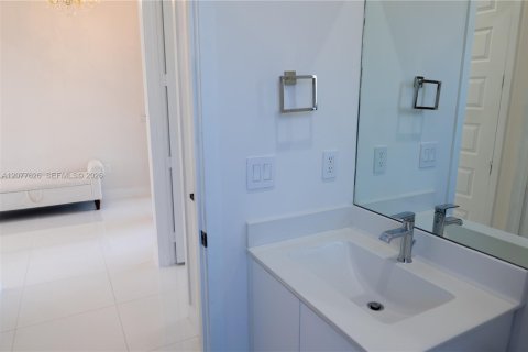 Casa en venta en Miami Lakes, Florida, 5 dormitorios, 283.35 m2 № 2323337 - foto 28
