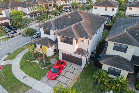 Casa en venta en Miami Lakes, Florida, 5 dormitorios, 283.35 m2 № 2323337 - foto 3
