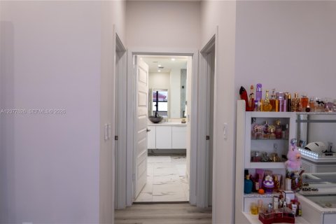 Casa en venta en Miami Lakes, Florida, 5 dormitorios, 283.35 m2 № 2323337 - foto 12