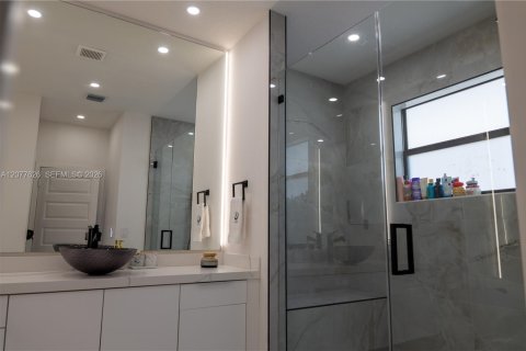Casa en venta en Miami Lakes, Florida, 5 dormitorios, 283.35 m2 № 2323337 - foto 8