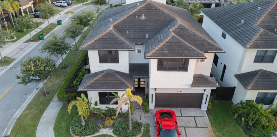 Casa en Miami Lakes, Florida 5 dormitorios, 283.35 m2 № 2323337