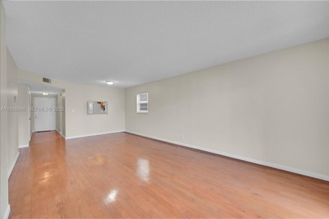 Copropriété à vendre à Coral Springs, Floride: 2 chambres, 91.97 m2 № 1999260 - photo 8
