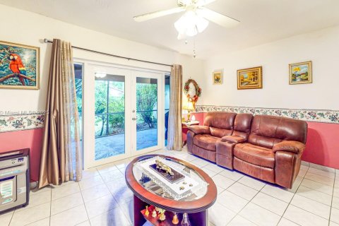 House in Cutler Bay, Florida 4 bedrooms, 183.2 sq.m. № 1832375 - photo 15