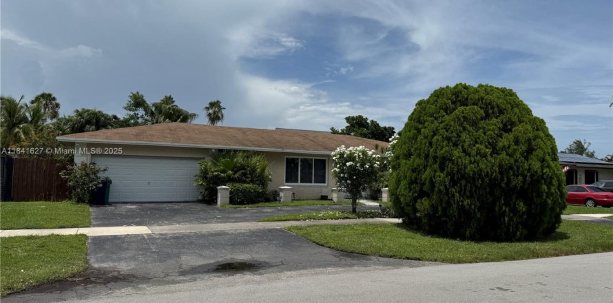 House in Cutler Bay, Florida 4 bedrooms, 183.2 sq.m. № 1832375