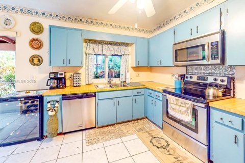House in Cutler Bay, Florida 4 bedrooms, 183.2 sq.m. № 1832375 - photo 5