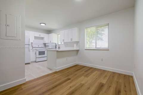 Immobilier commercial à louer à Homestead, Floride: 3 chambres, 109.25 m2 № 1975509 - photo 5