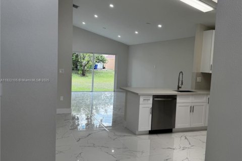 House in Miramar, Florida 4 bedrooms, 110.09 sq.m. № 1797679 - photo 2