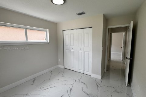 House in Miramar, Florida 4 bedrooms, 110.09 sq.m. № 1797679 - photo 11