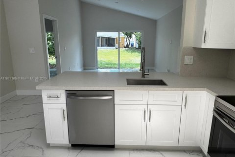 House in Miramar, Florida 4 bedrooms, 110.09 sq.m. № 1797679 - photo 5