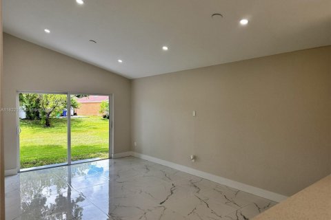 House in Miramar, Florida 4 bedrooms, 110.09 sq.m. № 1797679 - photo 7