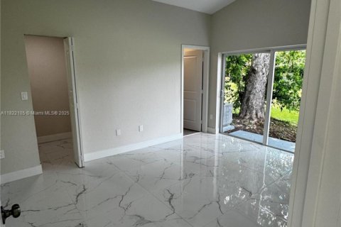 House in Miramar, Florida 4 bedrooms, 110.09 sq.m. № 1797679 - photo 13