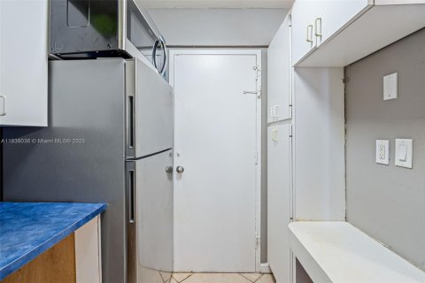 Купить кондоминиум в Майами-Бич, Флорида 48.12м2, № 1827470 - фото 17