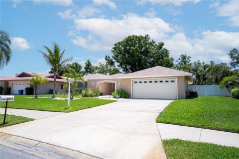 House in Seminole, Florida 3 bedrooms, 207.73 sq.m. № 1750259 - photo 1