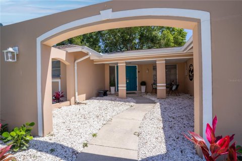 House in Seminole, Florida 3 bedrooms, 207.73 sq.m. № 1750259 - photo 5