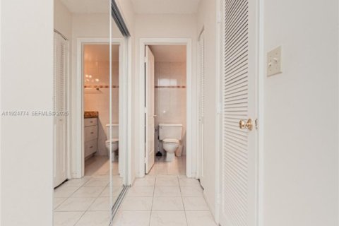 Condominio en alquiler en Hollywood, Florida, 1 dormitorio, 83.61 m2 № 1984213 - foto 12