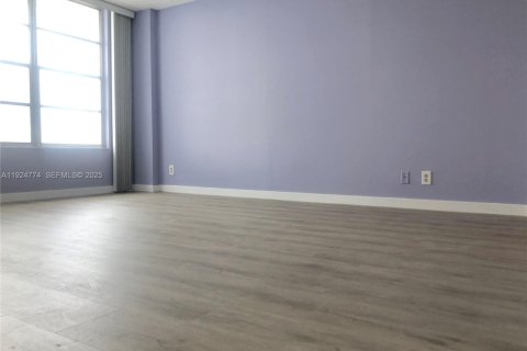 Condominio en alquiler en Hollywood, Florida, 1 dormitorio, 83.61 m2 № 1984213 - foto 10