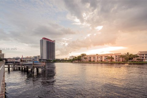 Condominio en alquiler en Hollywood, Florida, 1 dormitorio, 83.61 m2 № 1984213 - foto 29