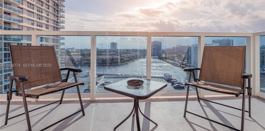 Condominio en Hollywood, Florida, 1 dormitorio  № 1984213