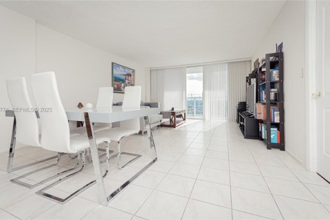 Condominio en alquiler en Hollywood, Florida, 1 dormitorio, 83.61 m2 № 1984213 - foto 3