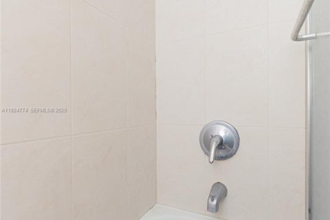 Condominio en alquiler en Hollywood, Florida, 1 dormitorio, 83.61 m2 № 1984213 - foto 15