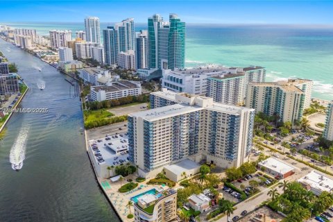 Condominio en alquiler en Hollywood, Florida, 1 dormitorio, 83.61 m2 № 1984213 - foto 2