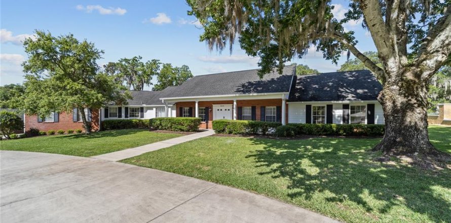 House in Ocala, Florida 3 bedrooms, 265.14 sq.m. № 2102731