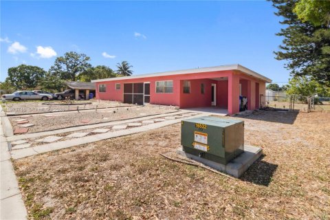 House in Fort Lauderdale, Florida 2 bedrooms, 128.95 sq.m. № 2031112 - photo 2