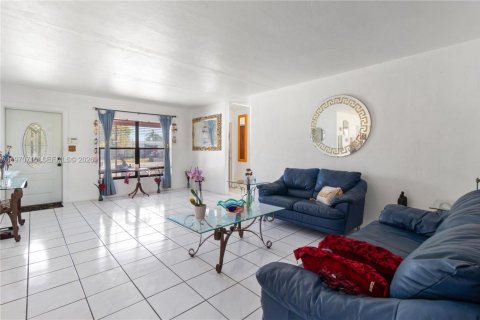 House in Fort Lauderdale, Florida 2 bedrooms, 128.95 sq.m. № 2031112 - photo 9