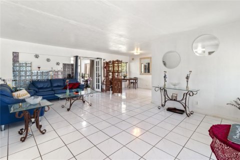 House in Fort Lauderdale, Florida 2 bedrooms, 128.95 sq.m. № 2031112 - photo 8