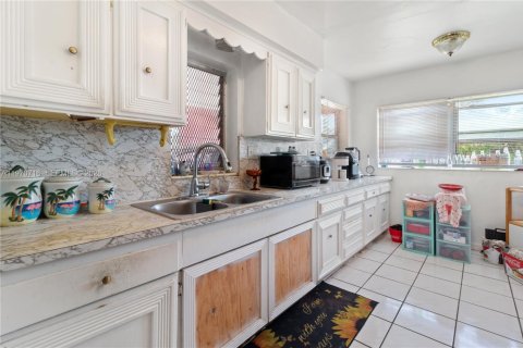 House in Fort Lauderdale, Florida 2 bedrooms, 128.95 sq.m. № 2031112 - photo 14