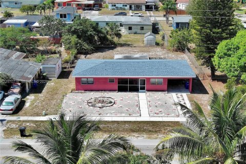 House in Fort Lauderdale, Florida 2 bedrooms, 128.95 sq.m. № 2031112 - photo 30