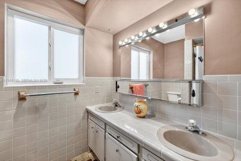 House in Pembroke Pines, Florida 4 bedrooms, 204.38 sq.m. № 2001492 - photo 24