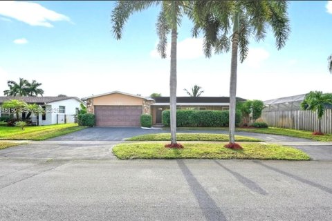 House in Pembroke Pines, Florida 4 bedrooms, 204.38 sq.m. № 2001492