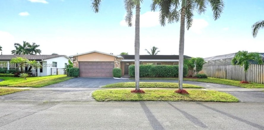 House in Pembroke Pines, Florida 4 bedrooms, 204.38 sq.m. № 2001492